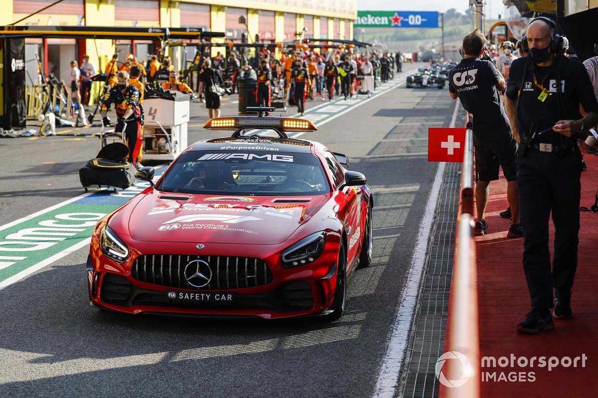 EL Safety Car y Lewis Hamilton, Mercedes F1 W11, fuera de los pits para el reinicio