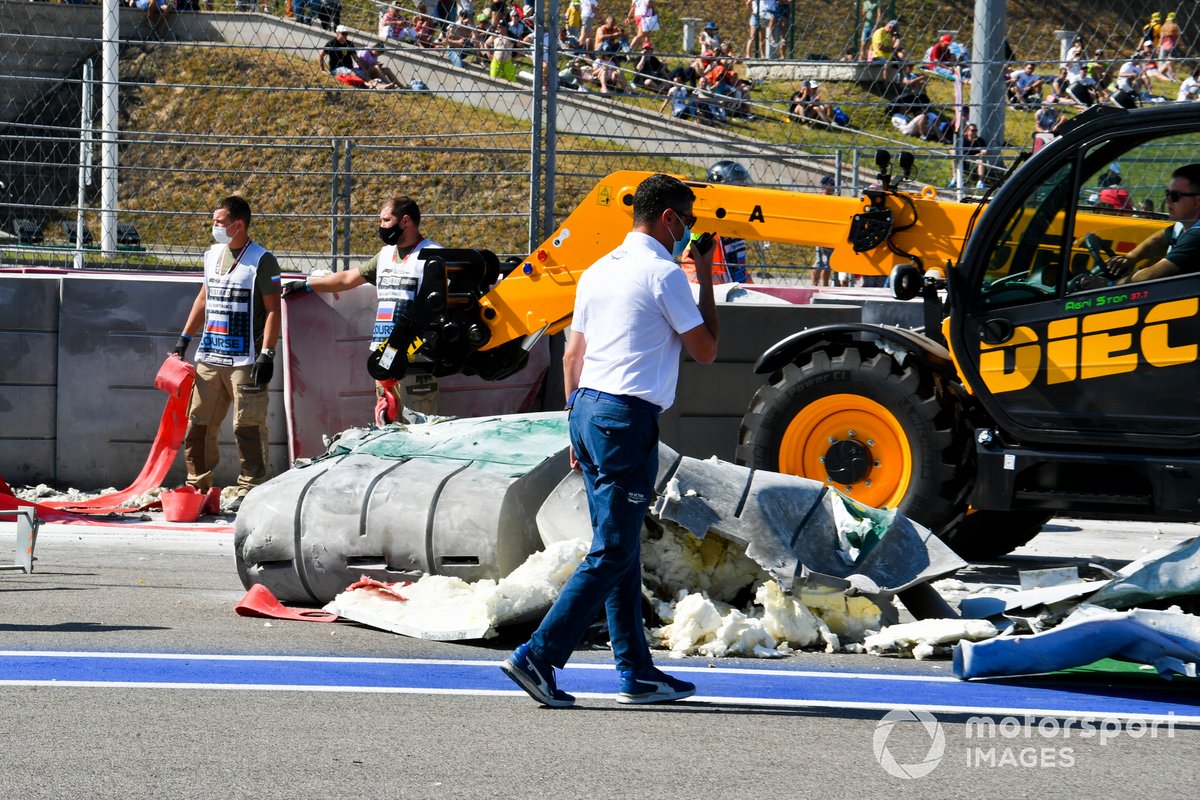 Michael Masi, Directeur de course avec les commissaires qui retirent la monoplace de Jack Aitken, Campos Racing après son crash avec Luca Ghiotto, Hitech Grand Prix 