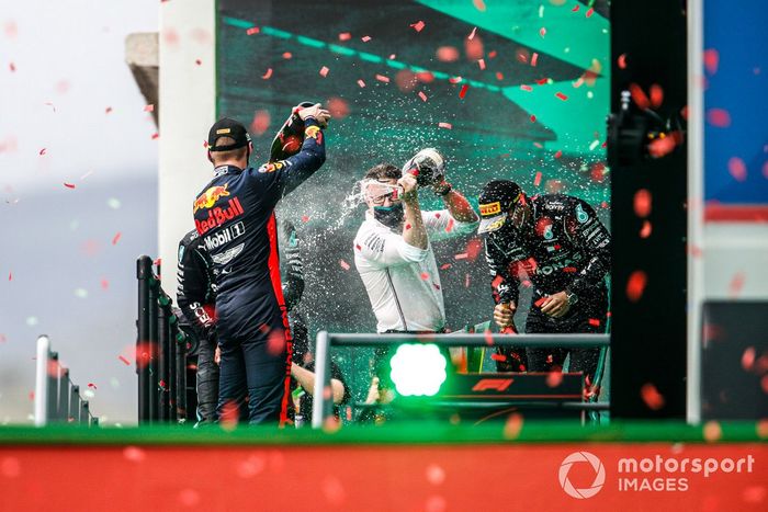 Podio: Peter Bonnington, ingeniero de Mercedes AMG, segundo lugar Valtteri Bottas, Mercedes-AMG F1, ganador de la carrera Lewis Hamilton, Mercedes-AMG F1, y Max tercer lugar Verstappen, Red Bull Racing