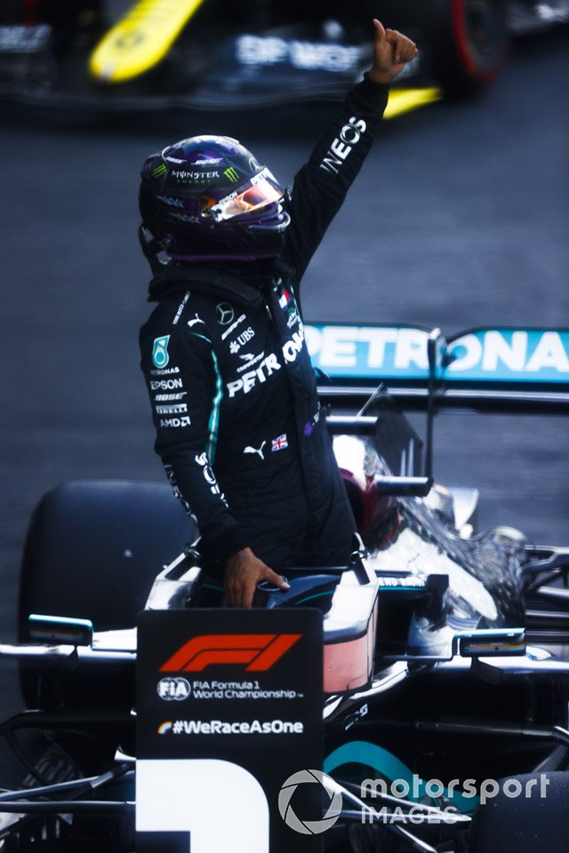 Ganador de la pole Lewis Hamilton, Mercedes F1 W11 en Parc Ferme