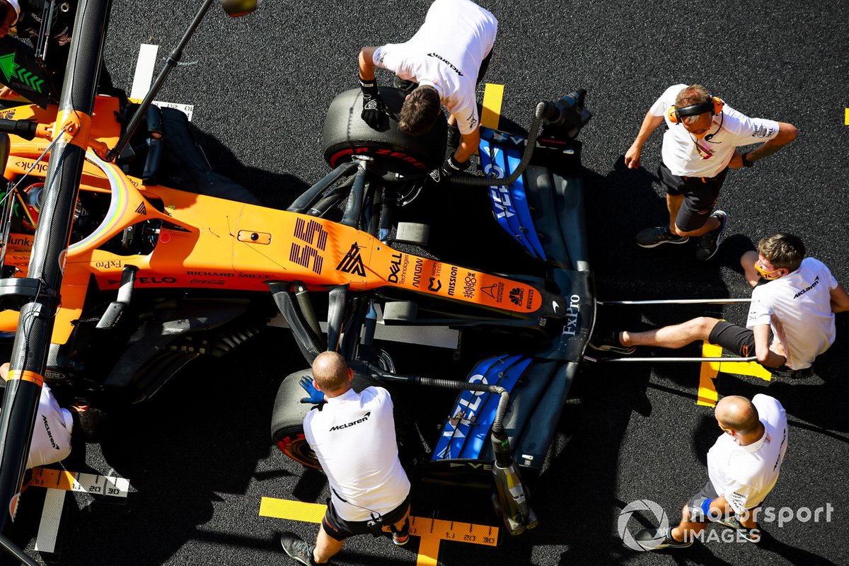 Carlos Sainz Jr., McLaren MCL35, en pits