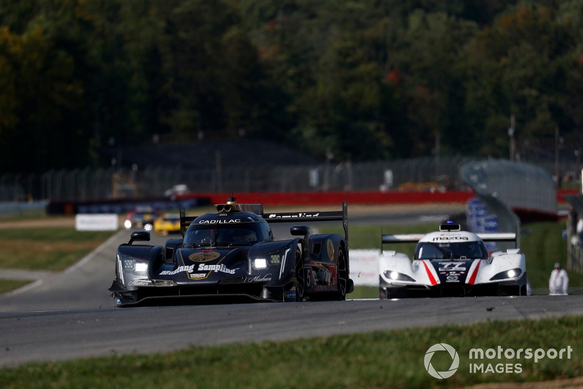#5 Mustang Sampling Racing / JDC-Miller MotorSports Cadillac DPi, DPi: Sebastien Bourdais, Joao Barbosa, #77 Mazda Team Joest Mazda DPi, DPi: Oliver Jarvis, Tristan Nunez