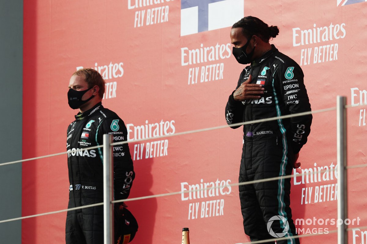 Valtteri Bottas, Mercedes-AMG F1, secondo classificato, e Lewis Hamilton, Mercedes-AMG F1, primo classificato, sul podio