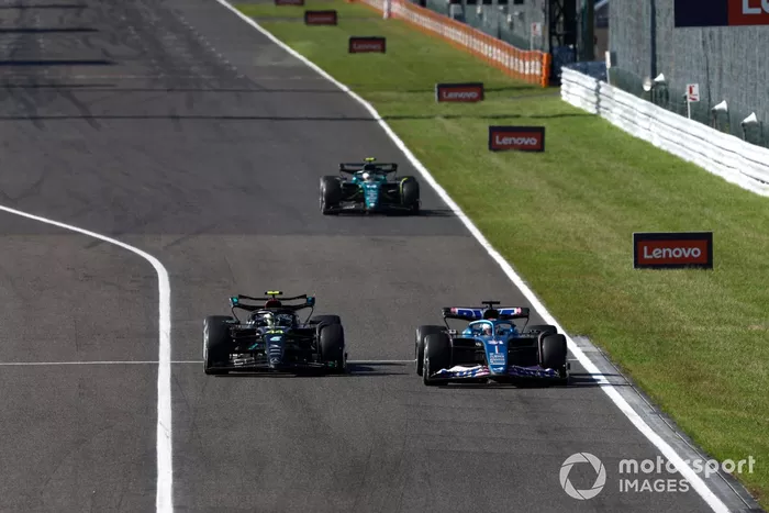 Esteban Ocon, Alpine A523, lucha con Lewis Hamilton, Mercedes F1 W14, por delante de Fernando Alonso, Aston Martin AMR23