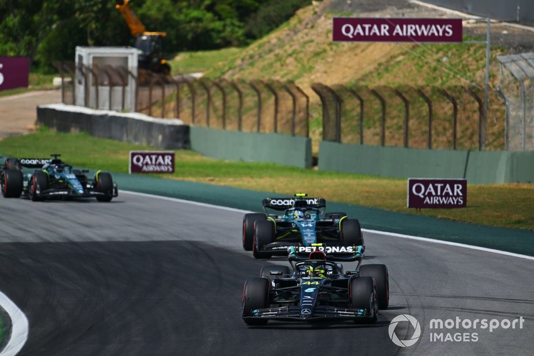 Lewis Hamilton, Mercedes F1 W14, Fernando Alonso, Aston Martin AMR23, Lance Stroll, Aston Martin AMR23