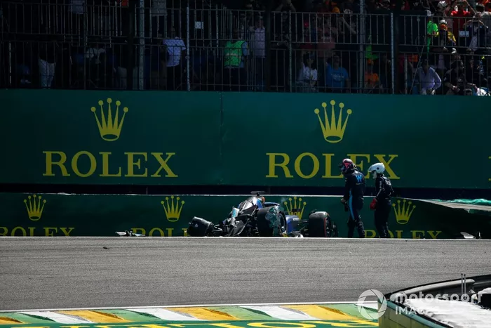 Alex Albon, Williams FW45, se cae en la salida