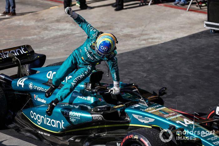 Fernando Alonso, Aston Martin F1 Team, 3ª posición, celebra su llegada al Parc Ferme