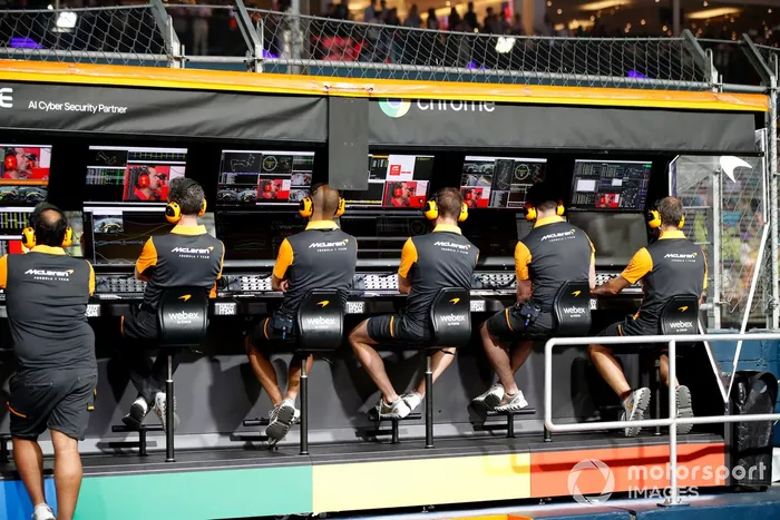 El equipo McLaren en el muro de boxes