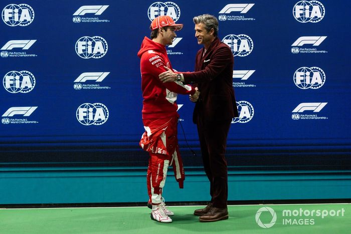 Charles Leclerc, Scuderia Ferrari, recibe el premio Pirelli Pole de manos de Patrick Dempsey, actor y piloto de carreras estadounidense.