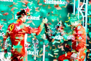 Sebastian Vettel, Ferrari, 2° classificato, e Kimi Raikkonen, Ferrari, 3° classificato, festeggiano sul podio
