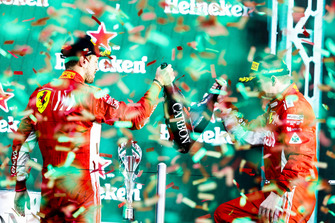 Sebastian Vettel, Ferrari, 2° classificato, e Kimi Raikkonen, Ferrari, 3° classificato, festeggiano sul podio