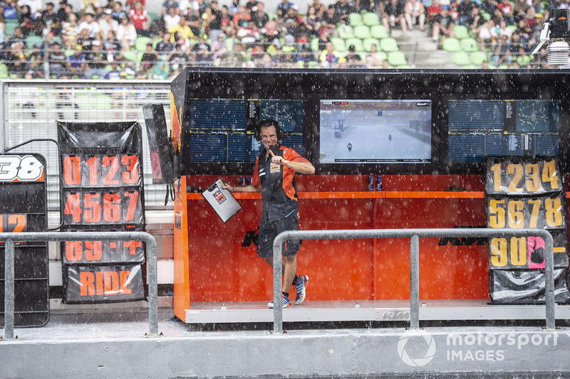 Red Bull KTM Factory Racing pórtico de pit bajo la lluvia