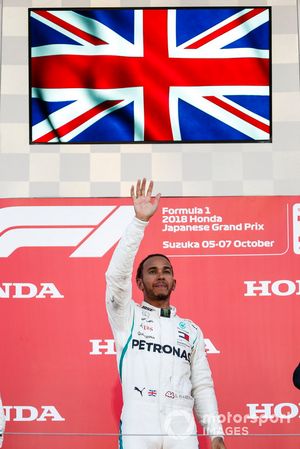 Il vincitore della gara Lewis Hamilton, Mercedes AMG F1, sul podio