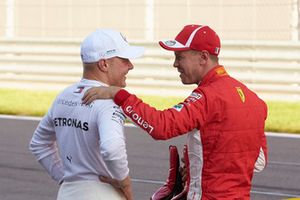 Valtteri Bottas, Mercedes AMG F1, riceve le congratulazioni per la pole da Sebastian Vettel, Ferrari