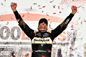 Yarış galibi Aric Almirola, Stewart-Haas Racing, Ford Fusion Smithfield Bacon for Life