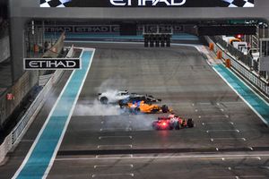 Lewis Hamilton, Mercedes-AMG F1 W09, Sebastian Vettel, Ferrari SF71H e Fernando Alonso, McLaren MCL33, festeggiano con dei donut alla fine della gara