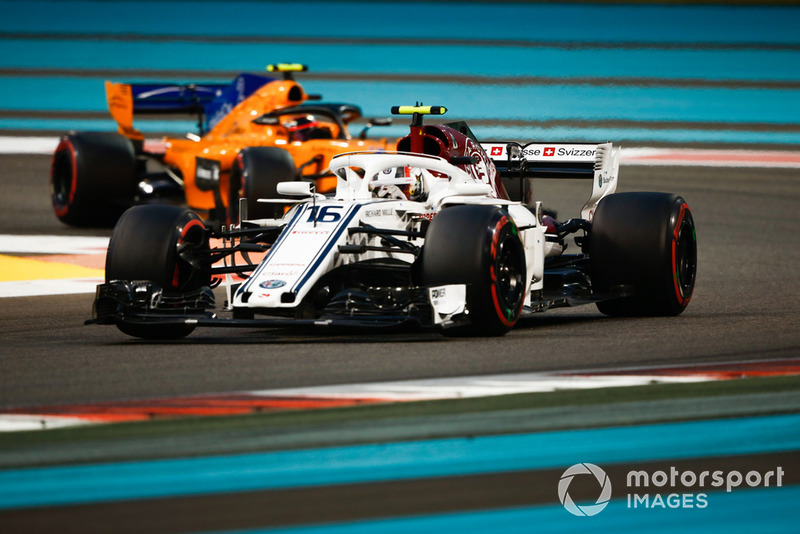 Charles Leclerc, Sauber C37 leads Stoffel Vandoorne, McLaren MCL33
