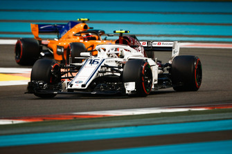 Charles Leclerc, Sauber C37 leads Stoffel Vandoorne, McLaren MCL33