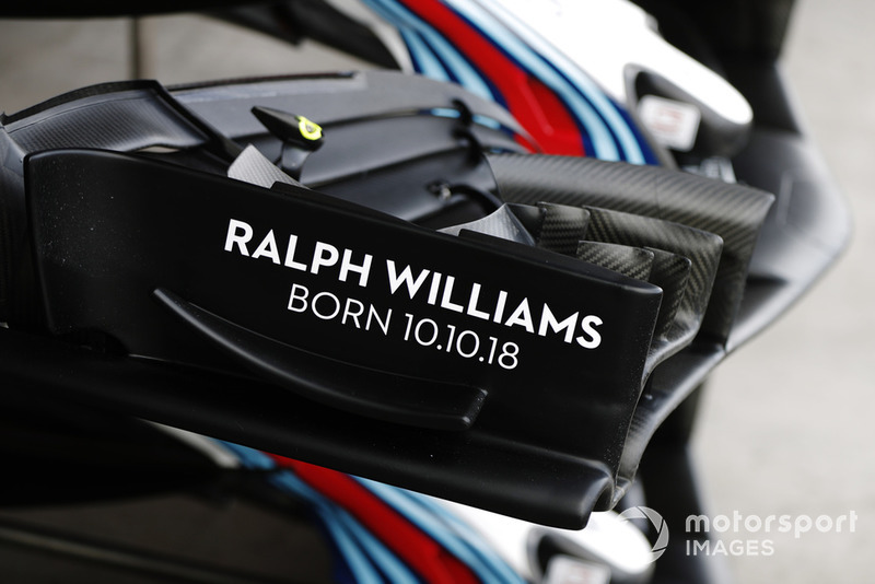 Надпись на переднем антикрыле Williams FW41 в честь рождения Ральфа Уильямса
