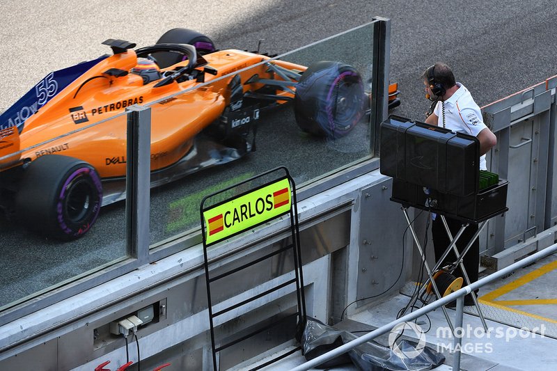 Carlos Sainz Jr., McLaren MCL33 passes his pit board