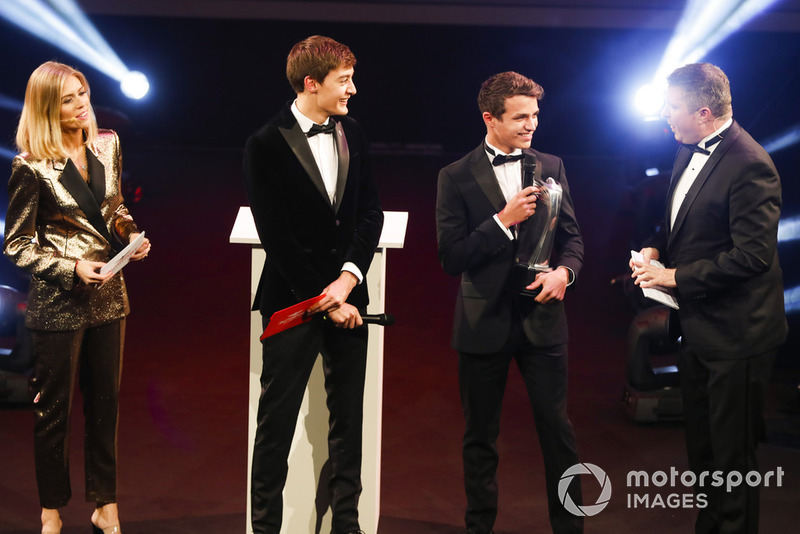 Le pilote Williams F1 George Russell, et le pilote McLaren F1 Lando Norris sur scène pour remettre le prix de pilote national de l'année