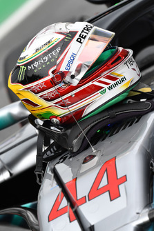 il casco di Lewis Hamilton, Mercedes AMG F1 in Parc Ferme