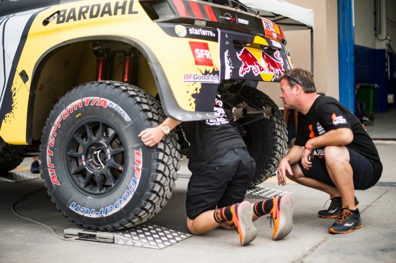 #316 Team Speed Textron: Robby Gordon look at the car of #306 PH-Sport Peugeot 3008 DKR: Sébastien Loeb, Daniel Elena