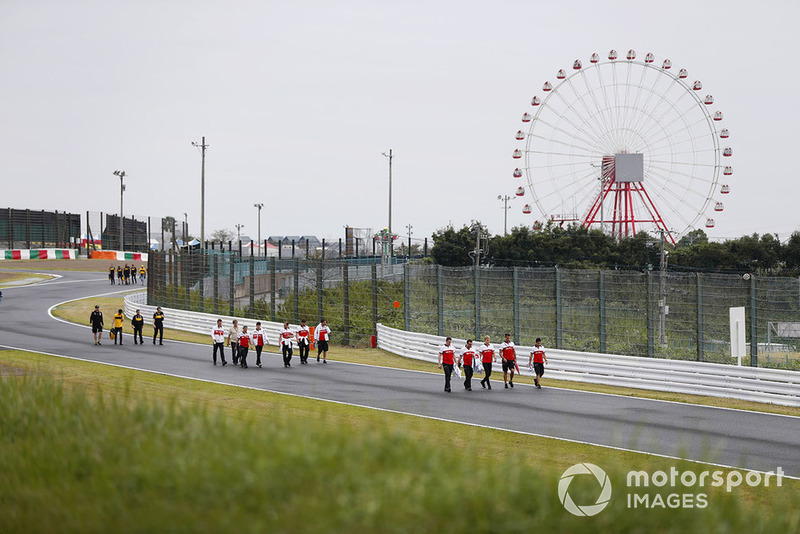 Charles Leclerc, Sauber. melakukan track walk