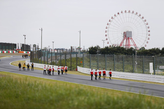 Marcus Ericsson, Sauber, Charles Leclerc, Sauber, Carlos Sainz Jr., Renault Sport F1 Team et Nico Hulkenberg, Renault Sport F1 Team, marchent sur la piste