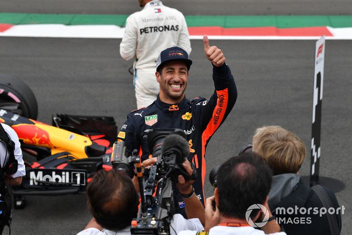 Ganador de la pole Daniel Ricciardo, Red Bull Racing en Parc Ferme 
