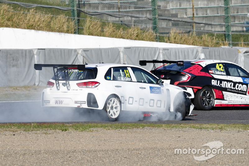 Thed Björk, YMR Hyundai i30 N TCR with damage
