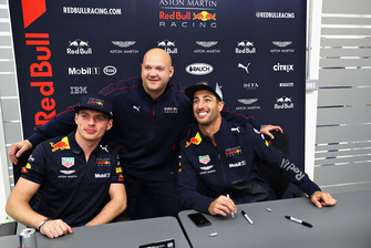 Daniel Ricciardo, Red Bull Racing e Max Verstappen, Red Bull Racing, posano per una foto con un membro del team Red Bull Racing