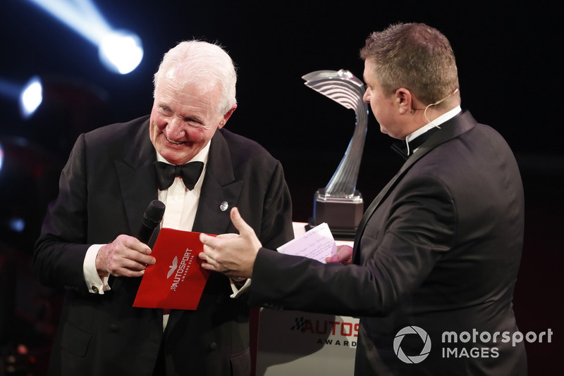 Paddy Hopkirk appare sul palco per presentare il "Rally Car of the Year award"