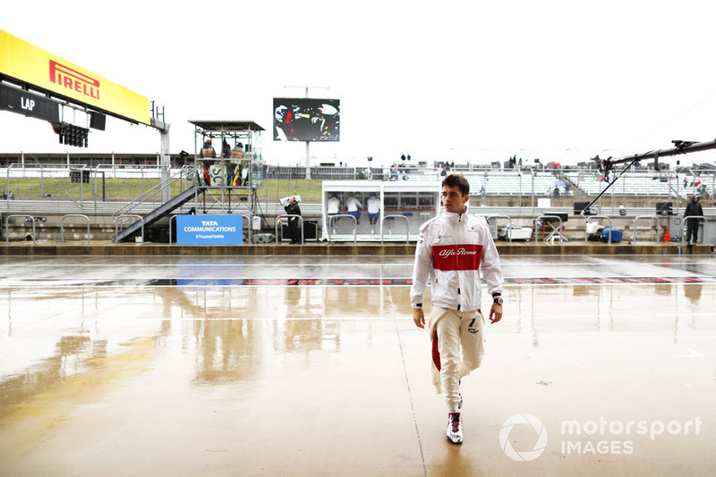 Charles Leclerc, Sauber C37 Ferrari, dans la voie des stands détrempée