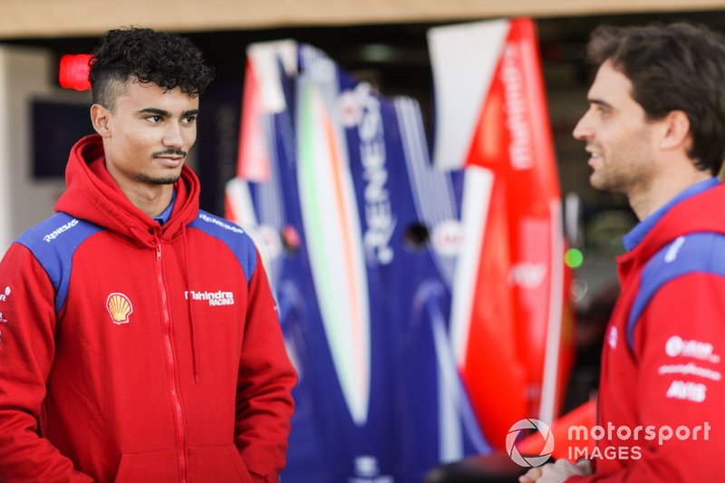 Pascal Wehrlein, Mahindra Racing, talks to Jérôme d'Ambrosio, Mahindra Racing