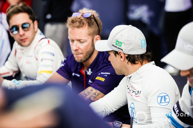Felipe Massa, Venturi Formula E, talks to Sam Bird, Envision Virgin Racing, firma autógrafos para los aficionados.