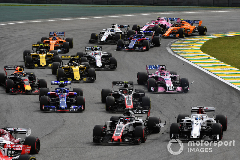 Marcus Ericsson, Sauber C37 and Romain Grosjean, Haas F1 Team VF-18 collide at the start of the race