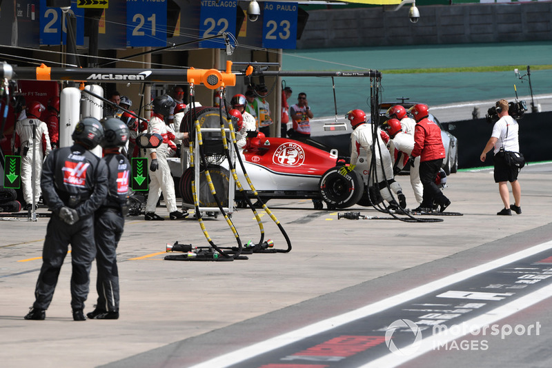 Marcus Ericsson, Sauber C37 retires from the race