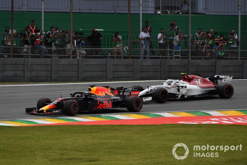 Daniel Ricciardo, Red Bull Racing RB14 leads Charles Leclerc, Sauber C37