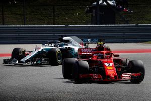 Kimi Raikkonen, Ferrari SF71H, precede Lewis Hamilton, Mercedes AMG F1 W09 EQ Power+