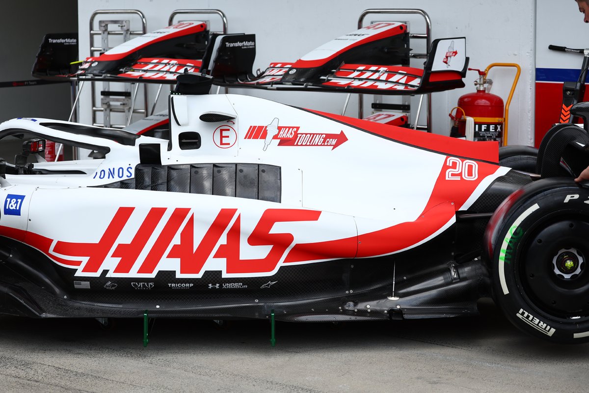 Haas VF-22: Seitenkasten mit Motorhaube