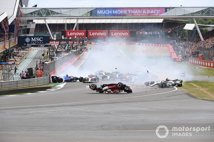 Un choque que involucra a George Russell, Mercedes W13, Zhou Guanyu, Alfa Romeo C42, Alex Albon, Williams FW44, Esteban Ocon, Alpine A522, Yuki Tsunoda, AlphaTauri AT03, se desarrolla en la salida