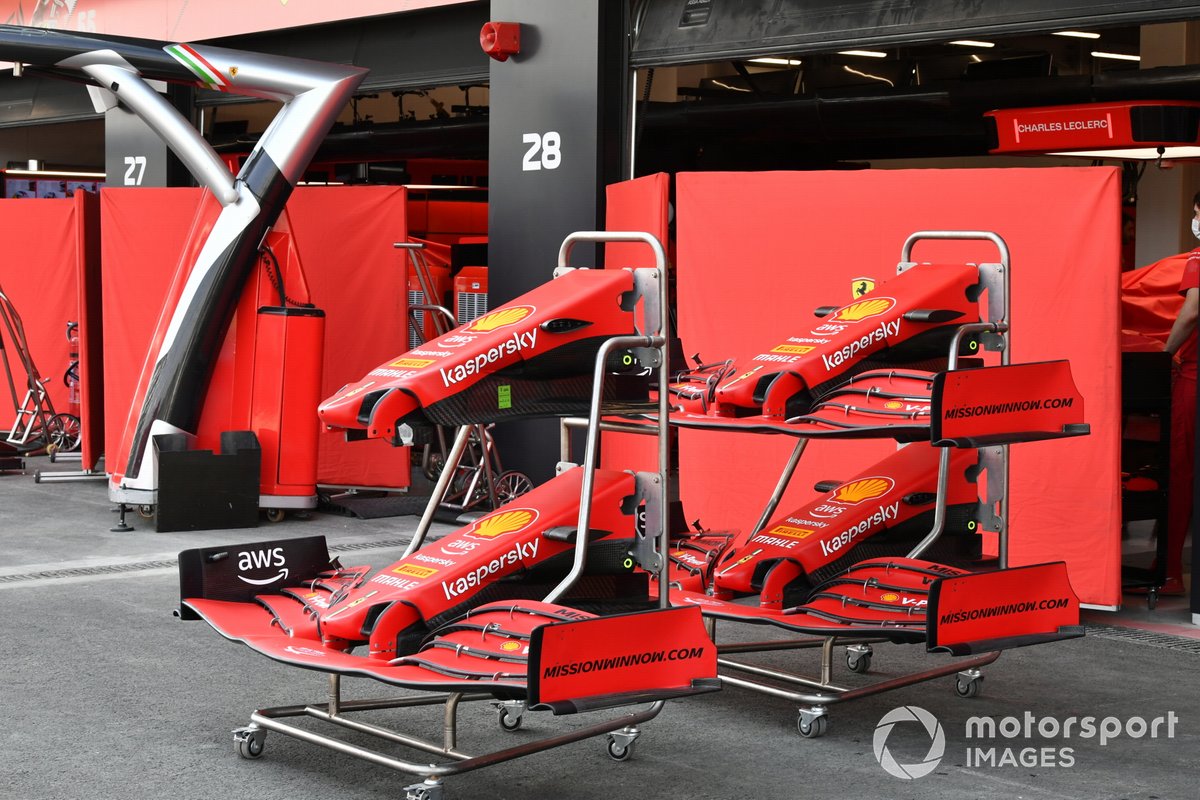 Ferrari SF21 en el pitlane de Yeda