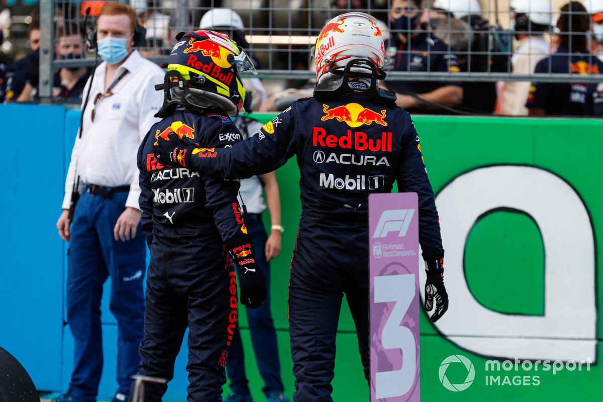 Sergio Pérez, Red Bull Racing, felicita a Max Verstappen, Red Bull Racing, por conseguir la pole
