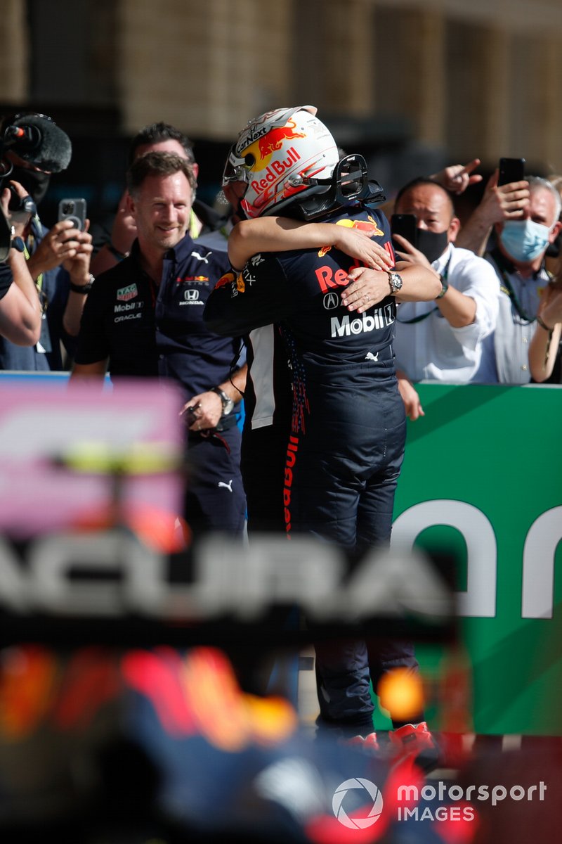 Max Verstappen, Red Bull Racing, 1a posizione, Masashi Yamamoto, direttore generale, Honda Motorsport, e il team Red Bull festeggiano a Parc Ferme