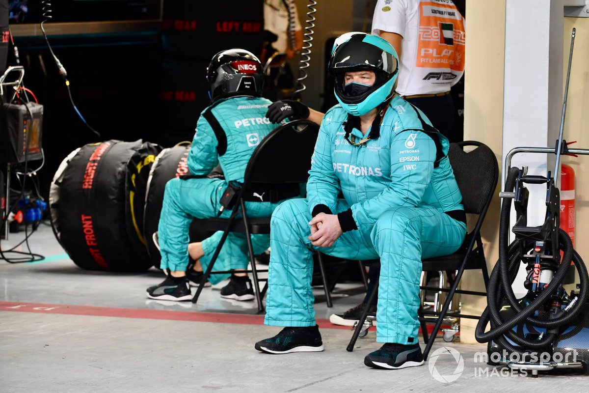 El equipo de boxes de Mercedes en el garaje