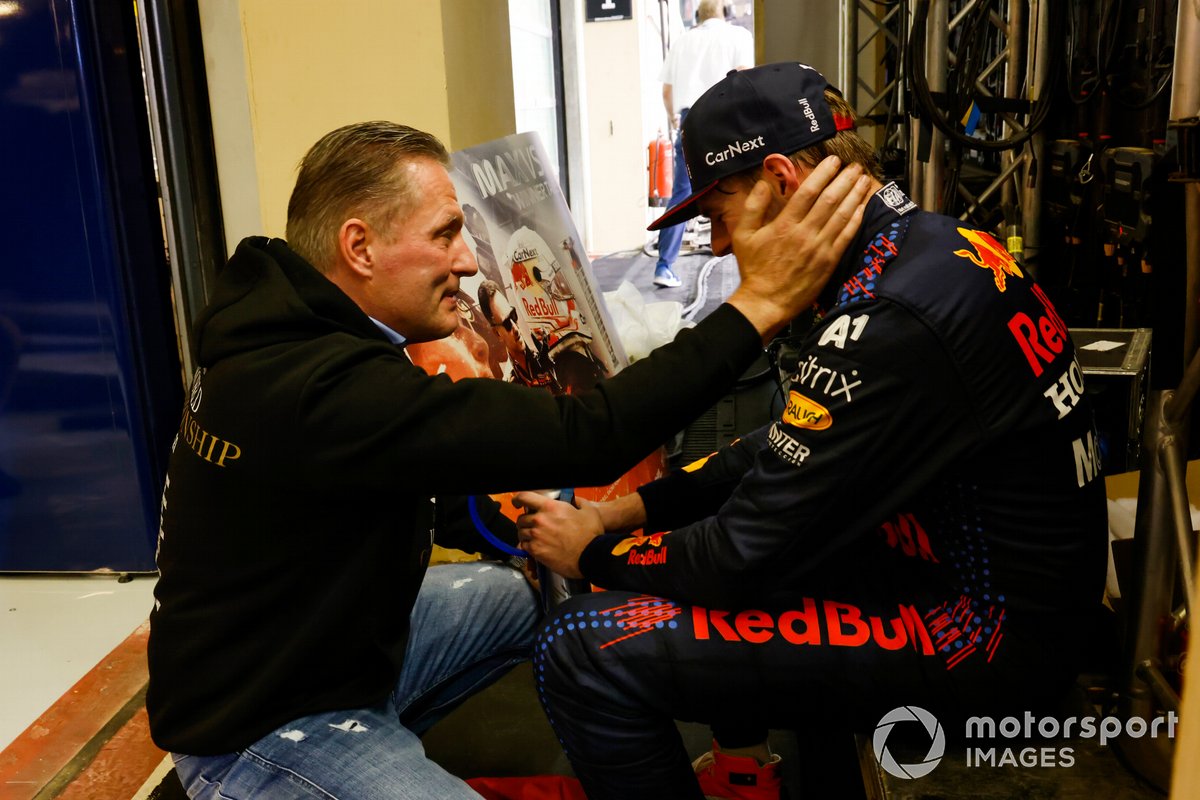 Max Verstappen, Red Bull Racing, 1a posizione, con suo padre Jos Verstappen dopo la gara
