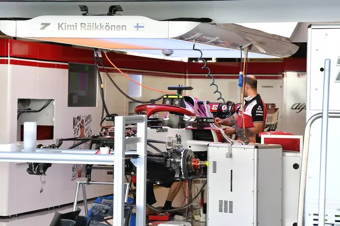 El Alfa Romeo Racing C41 en el box