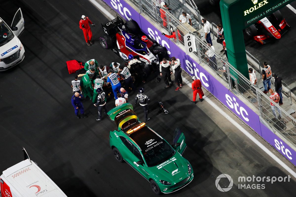 El personal médico coloca a Enzo Fittipaldi, Charouz Racing System, en una camilla de espera