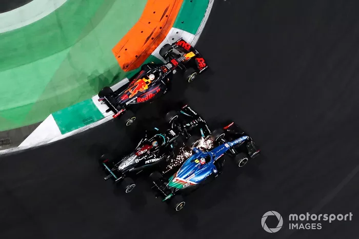 Max Verstappen, Red Bull Racing RB16B, Esteban Ocon, Alpine A521, y Lewis Hamilton, Mercedes W12, luchan por el liderato